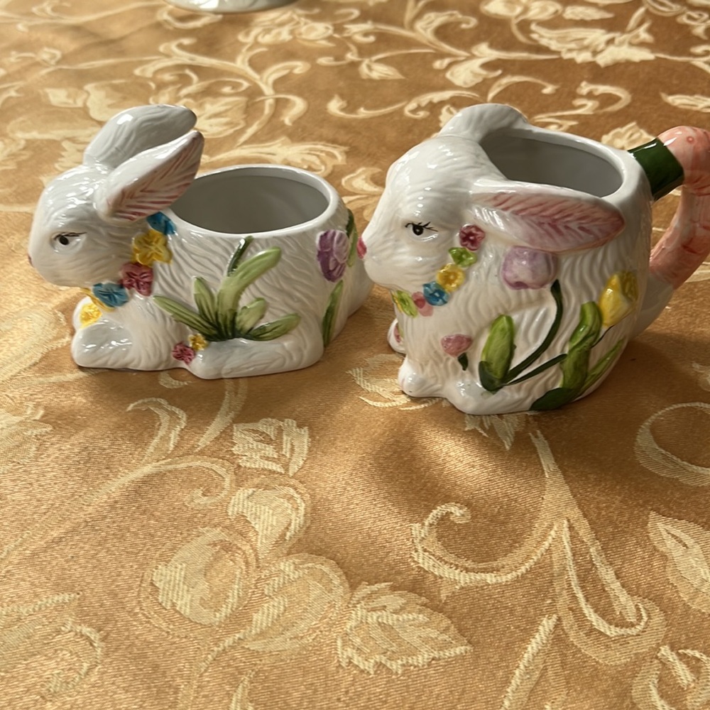 Easter bunnies milk and sugar holder